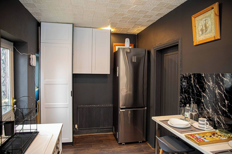 Private kitchen, Home in Manchester Near Etihad Stadium - Parking, Tameside