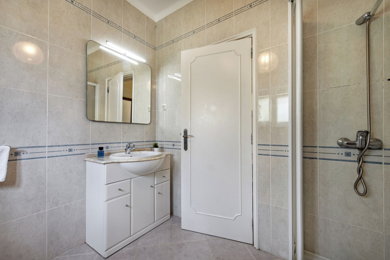 Bathroom 2, Charming Villa With Private Pool in Vibrant Vilamoura, Free AC and Wifi, Loulé