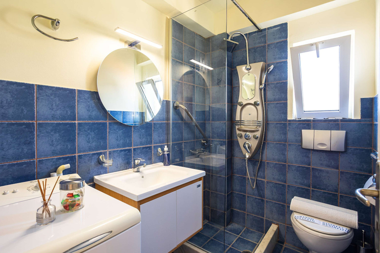 Room 4, Modern City-center Studio in the Heart of Kalamata, Peloponnese
