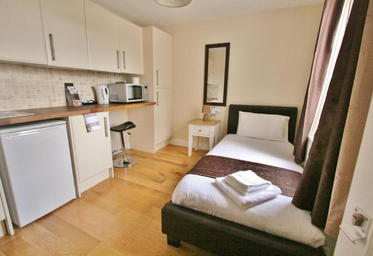 Bedroom 2, Central Studios Gloucester Road by RoomsBooked - Free Parking, Gloucestershire