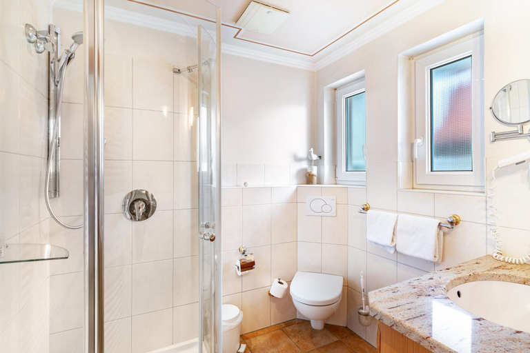 Bathroom 3, Wein- und Klimahotel Bergfriedel, Rastatt