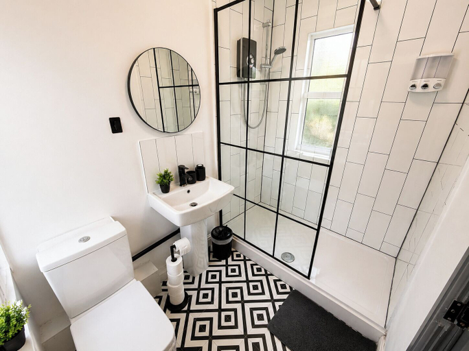 Bathroom 5, 6-bed House - Sleeps 11 - Garden - Parking, Sheffield