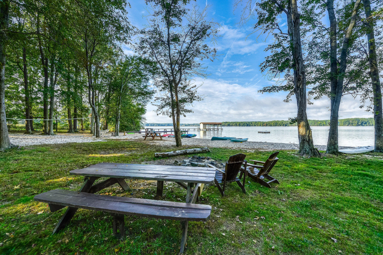 Outdoor dining 5, Lakefront Retreat With Dock, Private Hot Tub, Central AC, and Private Beach, Spotsylvania