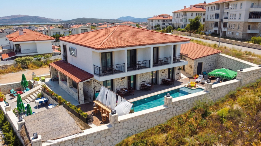 Exterior & Views