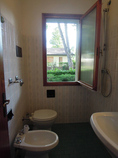 Bathroom 5, Peaceful Villa With Garden 500mt From the sea, Venezia