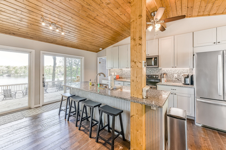 Private kitchen 5, Secluded Lakefront Gem W/ Free Wifi, Two-level Deck, Private Dock & Great Views, Louisa