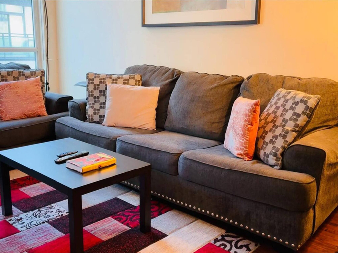 Living room 5, Stylish Cozy 1bedroom Condo in Square one Centre, Peel