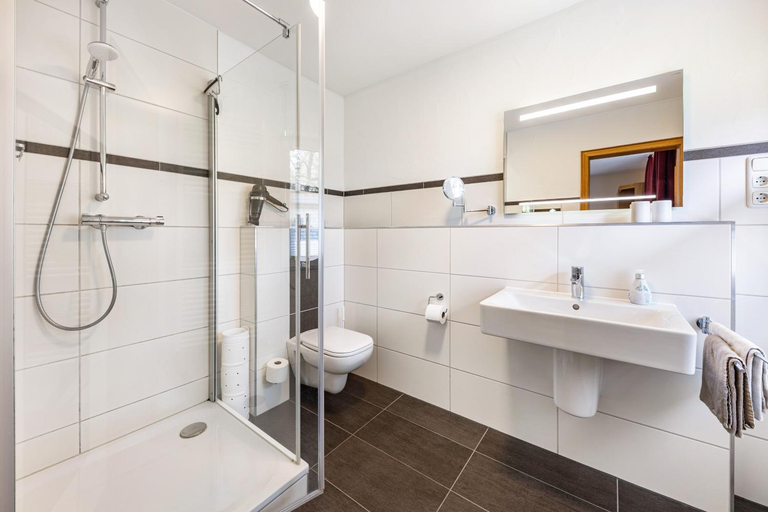 Bathroom 3, Lauras - Landhauspension, Hochsauerlandkreis