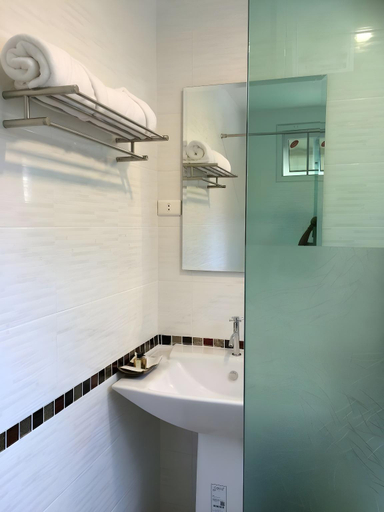 Bathroom 3, Clean Wave Resort, Pathiu