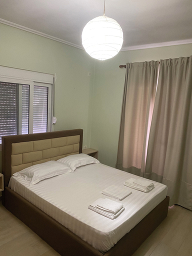 Room 5, Breeze Cuddling Your Holidays, Sarandës