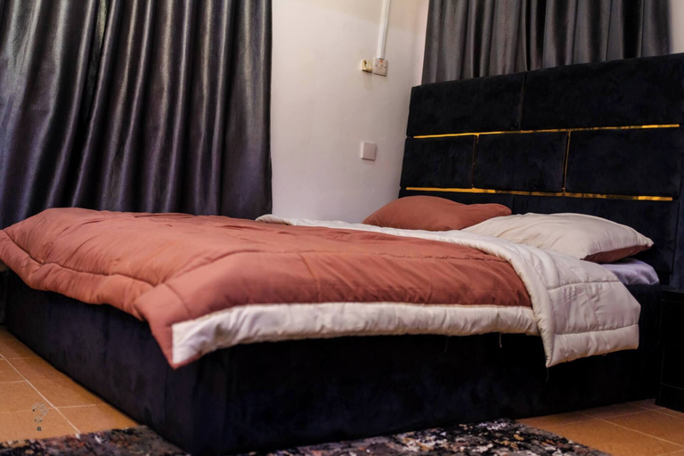 Room 5, 3 Bedroom Luxury Apartment With Pool -24hrs Power -ps4, Alimosho