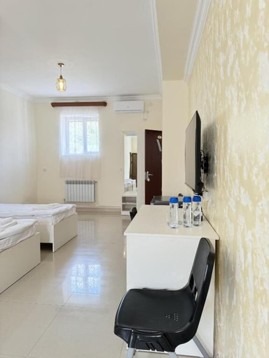 Others 4, Hotel Oasis