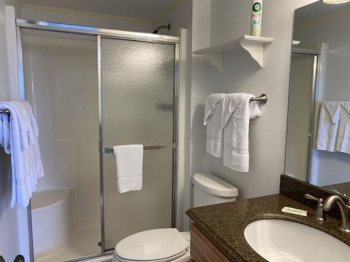Bathroom 4, Sea Cloisters 103a, Horry