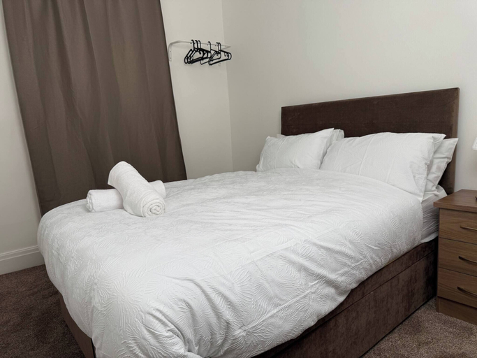 Room 5, Urban Calm Spacious 3-bed Home With Free Parking, Rotherham