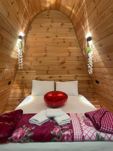 Room 5, Mavi Patika Bungalov, Pazar