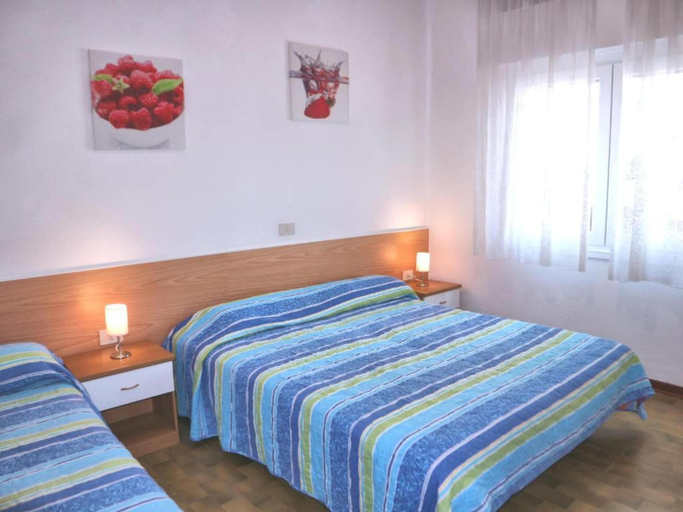 Room, Bright Three Guests Flat in Lignano, Udine