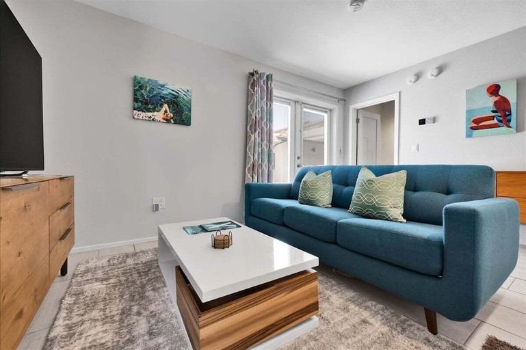 Living area 3, The Marlon Blando Blends Modern Comfort With a Laid-back Atmosphere, Riverside