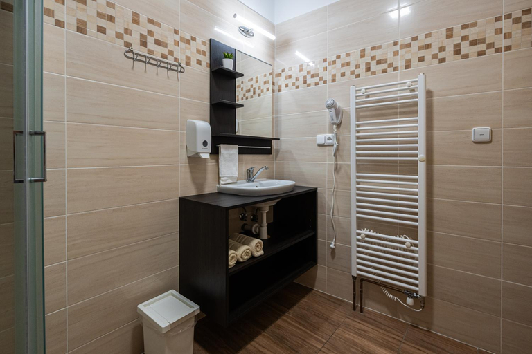 Bathroom 3, Vinny sklep u Krizu, Hodonín