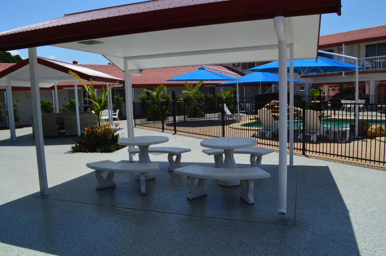 Food & Drinks 5, Monte Carlo Motor Inn, Rosslea