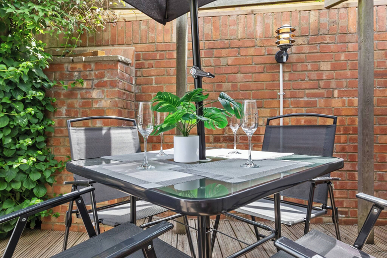 Outdoor dining 4, Spacious 3 bd Garden M25, Free Parking,bluewater, Kent