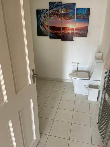 Bathroom 3, 3-bed Semi-detached House, Wifi, Parking, Outdoor Space, Bedfordshire