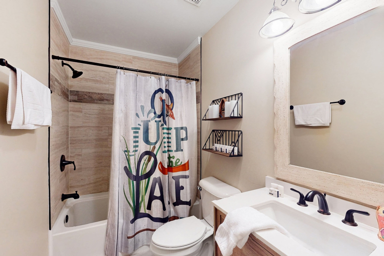 Bathroom 3, Lake Anna Home on Large Corner lot With Kayaks, Paddleboard, Firepit & Grill, Louisa