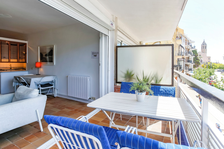 Outdoor dining 3, Newly Renovated Beachfront Apartment Ideally Located in Penelope, Barcelona