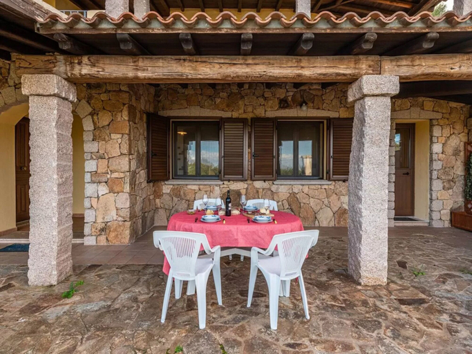 Outdoor dining 4, Home Thoughtfully Designed for the Comfort, Nuoro