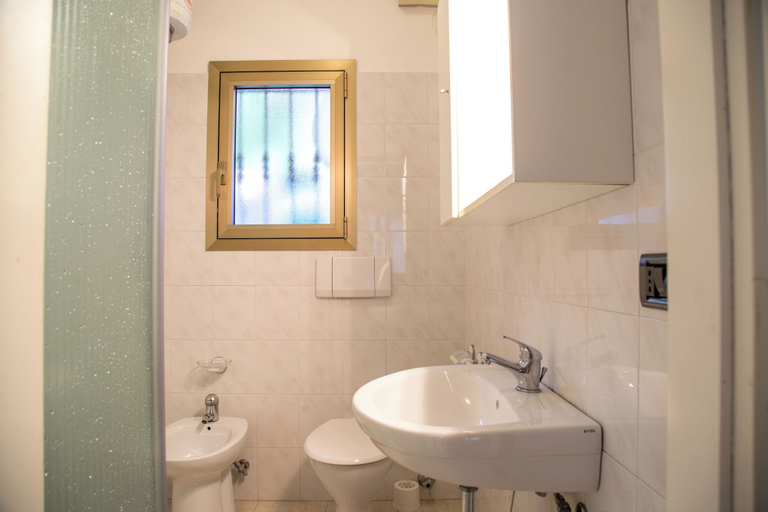 Bathroom 5, Pine-front Bungalow Steps From the Beach, Venezia