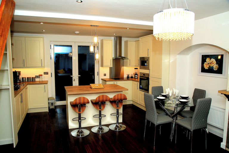 Others 4, A Modern, Comfy Newly Remodeled 2bd House, London