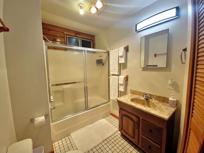 Bathroom 3, The Pacifica Inn, Hawaii