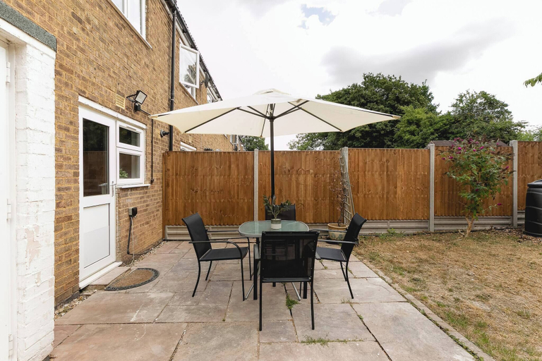 Others 5, Skyvillion - Lush 2 Bed Hydean Way House & Garden, Hertfordshire