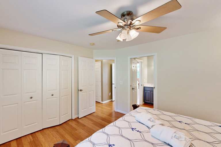 Room 3, Spacious pet Friendly House W/private Pool Table, Ping Pong Table & Free Wifi, Spotsylvania