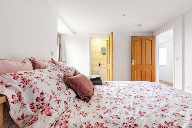Room 2, Stunning Coastal Barn With hot tub, Cornwall