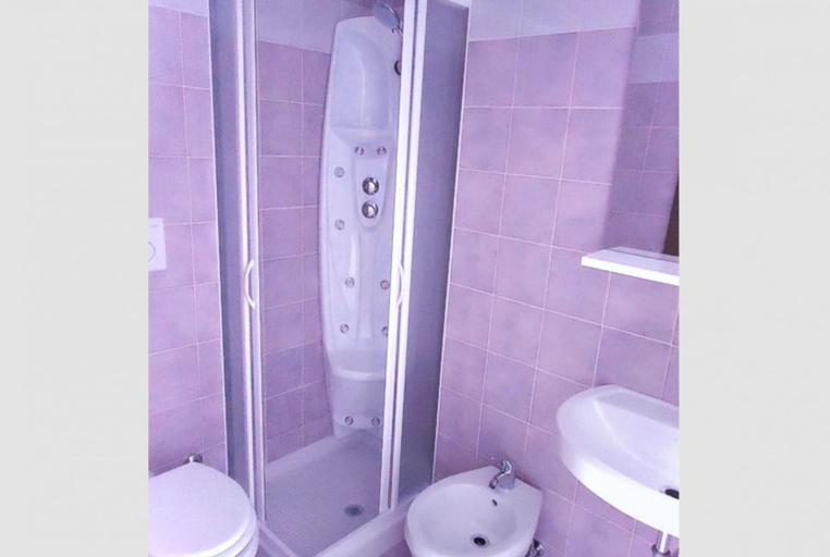 Bathroom amenities 3, Poolside Comfort in a Prestigious Location, Venezia