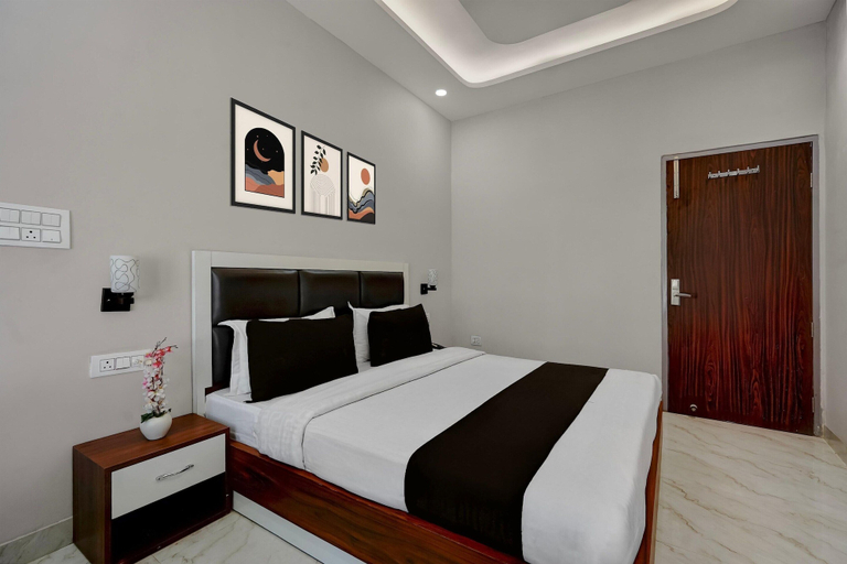 Room 4, Classic Hotel Kamboj, Sahibzada Ajit Singh Nagar