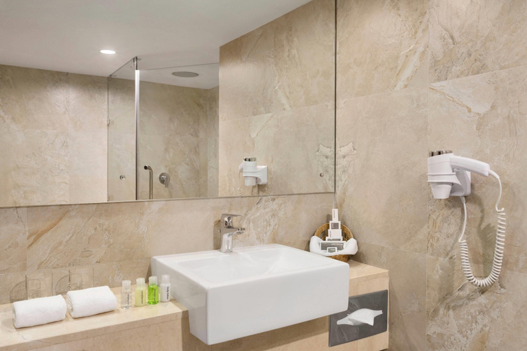 Bathroom 5, Ramada by Wyndham Colombo, Colombo