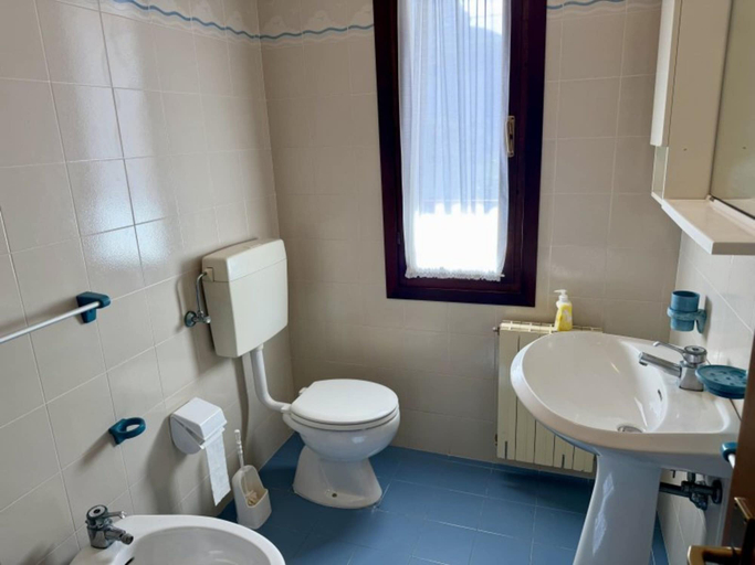 Bathroom 2, Beachside Duplex With bbq and Pool, Venezia