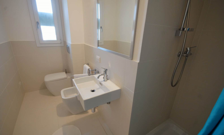 Bathroom 5, Bright sea View Apartment, Udine