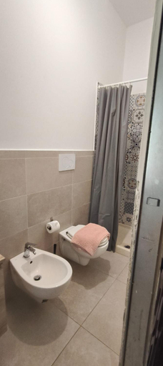 Bathroom 3, La Villa del Conte di Pirro, Brindisi