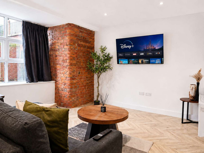 Room 3, Sleeps 6 - 2BR Stay - Free Parking - Manchester, Manchester