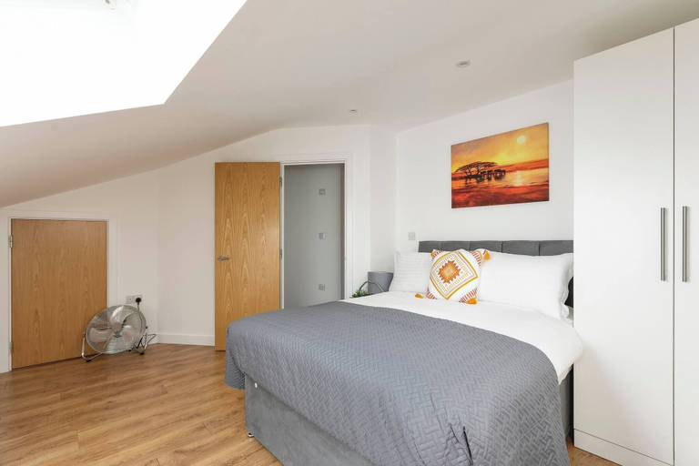 Bedroom 2, Skyvillion - Huge 4bed Apartment Wbalcony - Parking, London