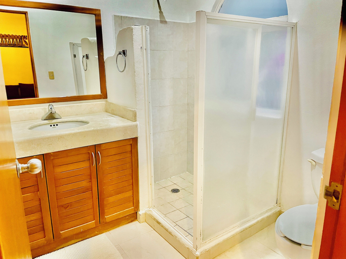 Bathroom 3, Gorgeous 8 People Economy Villa With Pool Playacar Phase 2, Cozumel