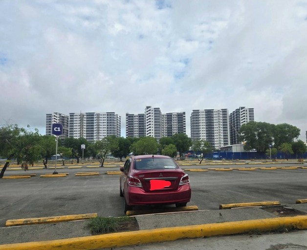 Parking, Stylish Condo Room in Iloilo City with Shared Pool, Iloilo City