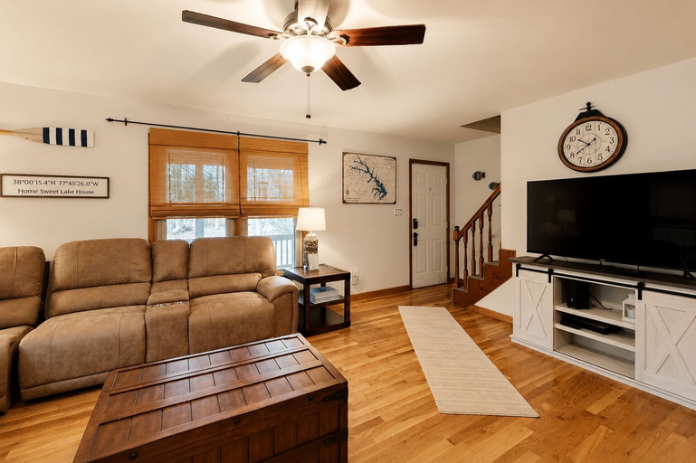 Living area 2, Lake Anna Home on Large Corner lot With Kayaks, Paddleboard, Firepit & Grill, Louisa