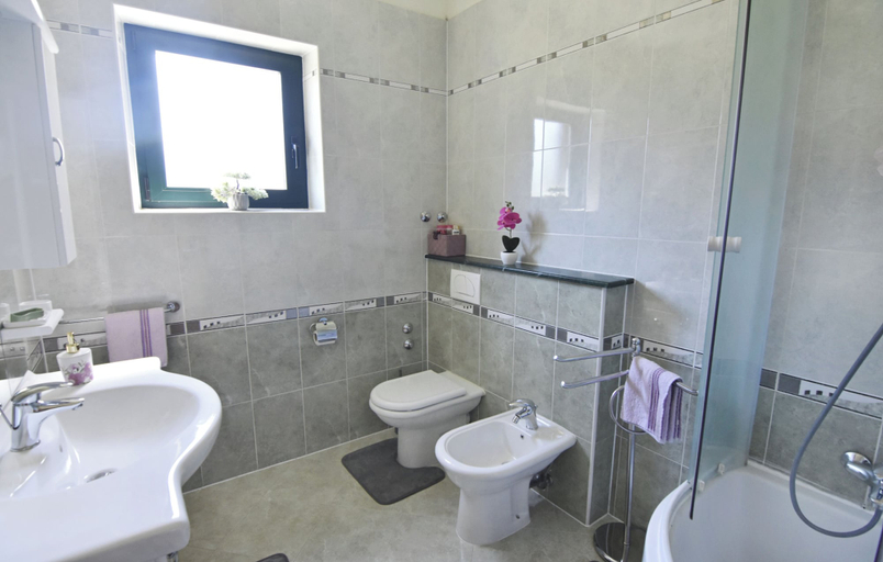 Bathroom 4, Quiet Flat in Donji Picudo Near Umag, Umag