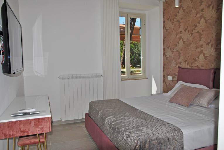 Room 2, Sea Breeze Seafront Flat, Latina