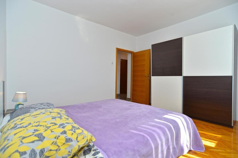 Room 4, Spacious Flat With Pool Just 300m From the Beach, Fažana