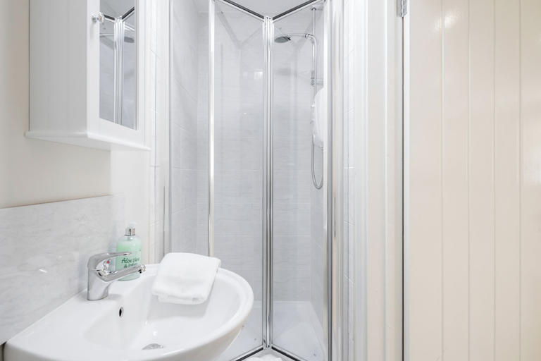 Bathroom 4, Bedford Hospitalsouth Wing4 Guests3 Bedswifi, Bedfordshire