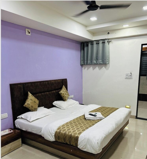 Room 5, HOTEL VIVANTA, Ahmadabad